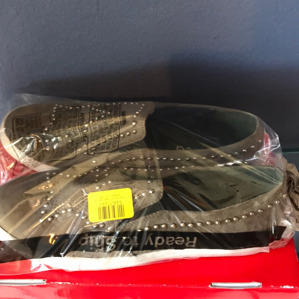 Shoe - Picture 2 of 5